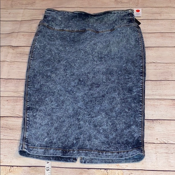 Dresses & Skirts - NWT pencil skirt